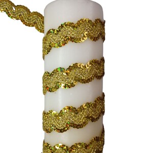 Sequin ribbon, golden waves
