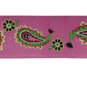 Könnte beinhalten: Rosafarbenes Band mit einem sich wiederholenden Muster aus grünen, gelben und schwarzen Paisley-Mustern. Die Paisley-Muster sind weiß umrandet.