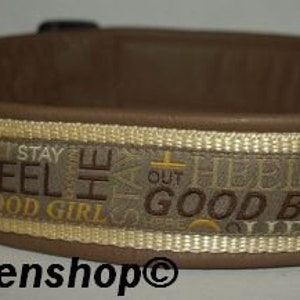 Könnte beinhalten: Braunes Lederhundekragen mit beigefarbener Einfassung und goldener Aufschrift "Here, Heel, Good Girl, Stay, Out, Good Boy, Don't, Stay, Here, Out, Down".
