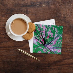 Biglietto di auguri con foglie di pianta di orecchie di elefante – Biglietto d'arte vegetale – Biglietto floreale – Biglietto fotografico con fiori della natura – Biglietto di auguri UK – Qualsiasi occasione