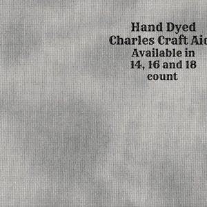 Puede incluir: Tela Aida Charles Craft teñida a mano en color gris claro. La tela está disponible en 14, 16 y 18 puntos. La tela tiene un aspecto texturizado.