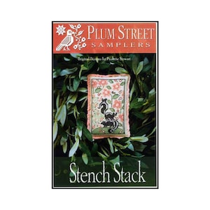 Può includere: Uno schema a punto croce rettangolare intitolato Stench Stack di Plum Street Samplers. Il disegno raffigura due puzzole bianche e nere impilate verticalmente tra fiori rosa e fogliame verde, rifinito con un bordo testurizzato color pesca.