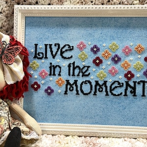 PAPIERKAART - Live in the Moment kruissteekontwerp patroonkaart Vintage NeedleArts inspirerende quote bloementuin