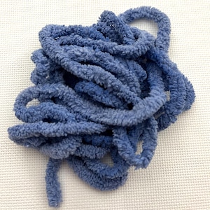 Liberty Blue Petite Chenille Trim (PC-79) da Vintage NeedleArts ~ tingido à mão 2 jardas contínuas