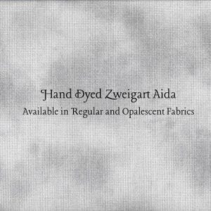 Könnte beinhalten: Nahaufnahme eines strukturierten, hellgrauen Stoffes. Der Text "Hand Dyed Zweigart Aida" ist in eleganter Schrift dargestellt, mit dem zusätzlichen Text "Available in Regular and Opalescent Fabrics" darunter.