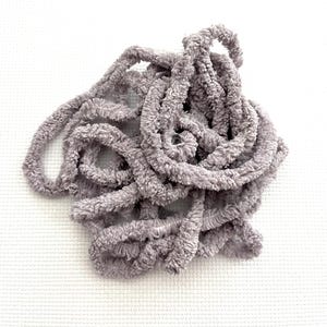 Adorno de chenilla pequeña en tonos lilas y lavanda (PC-6) de Vintage NeedleArts ~ teñido a mano, 2 yardas continuas