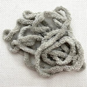 Adorno de chenilla pequeña Timeless Gray (PC-1) de Vintage NeedleArts ~ teñido a mano 2 yardas continuas