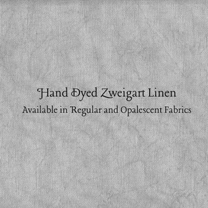 Puede incluir: Primer plano de una tela de lino gris claro con el texto "Hand Dyed Zweigart Linen" y "Available in Regular and Opalescent Fabrics". La tela tiene una apariencia texturizada.