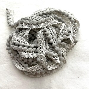 Adorno de mini pompones Timeless Gray (MPP-1) de Vintage NeedleArts ~ teñido a mano, 2 yardas continuas
