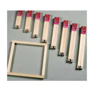 Peut inclure: Un ensemble de barres de châssis en bois clair pour encadrement de toile, comprenant un cadre carré assemblé et plusieurs barres individuelles emballées avec des étiquettes roses indiquant Stretcher Bars, disposées en diagonale.