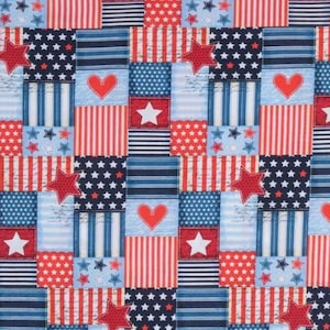 Puede incluir: Un diseño de tela de patchwork con cuadrados rojos, blancos y azules. Los cuadrados muestran estrellas, corazones, rayas y patrones llenos de estrellas. El tema general es patriótico y festivo.