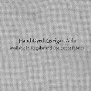 Puede incluir: Primer plano de una tela gris claro con textura tejida. El texto "Hand Dyed Zweigart Aida" y "Available in Regular and Opalescent Fabrics" está impreso en negro.
