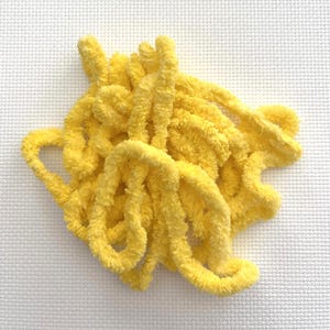 Petite bordure chenille jaune oiseau Tweety (PC-55) par NeedleArts vintage ~ teint à la main 2 mètres continus