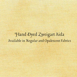 Puede incluir: Primer plano de una tela texturizada de color amarillo claro. El texto "Hand Dyed Zweigart Aida" se muestra en una elegante escritura, con el texto "Available in Regular and Opalescent Fabrics" debajo.