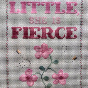 PAPIEREN KAART - kleine bloem kruissteek ontwerp patroonkaart vintage NeedleArts bloem kleine baby hoewel She Be But Little She Is Fierce