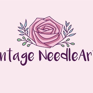 Puede incluir: Logotipo de "Vintage NeedleArts" con una rosa rosa estilizada, hojas verdes y azules. El texto "Vintage NeedleArts" est&aacute; escrito en p&uacute;rpura oscuro sobre un fondo rosa claro, para artes de aguja.