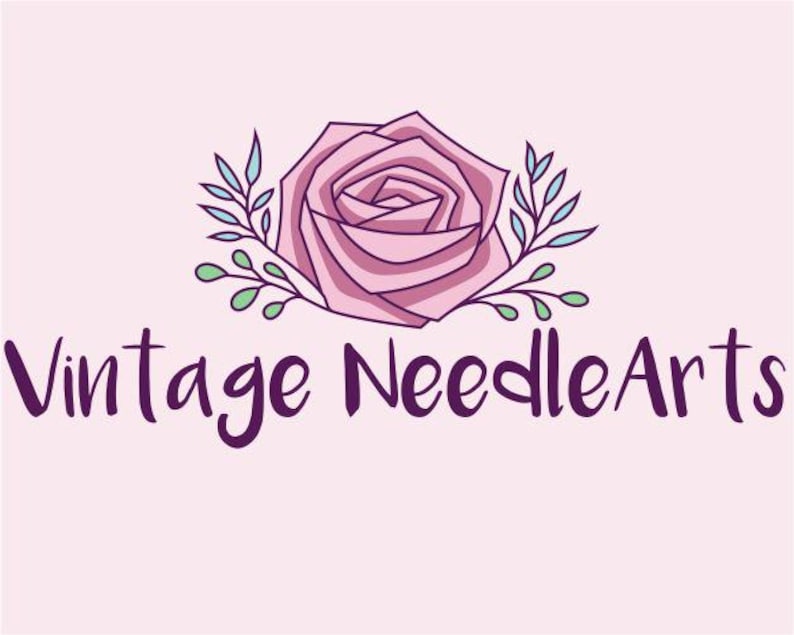 Puede incluir: Logotipo de "Vintage NeedleArts" con una rosa rosa estilizada, hojas verdes y azules. El texto "Vintage NeedleArts" est&aacute; escrito en p&uacute;rpura oscuro sobre un fondo rosa claro, para artes de aguja.
