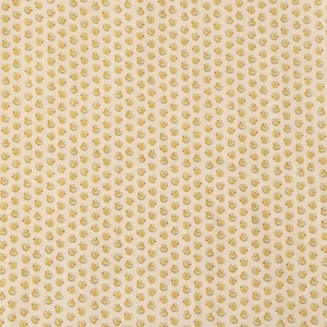 Puede incluir: Una tela de color crema claro con un patrón repetitivo de pequeños patitos de goma amarillos. Cada pato está orientado en la misma dirección, creando una disposición uniforme en forma de cuadrícula en toda la superficie del material textil.