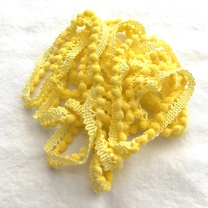Piu-Piu Amarelo Mini Pom Pom Trim (MPP-55) por Vintage NeedleArts ~ tingido à mão 2 jardas contínuas