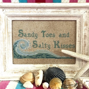 SCHEMA CARTACEO - Schema punto croce Sandy Toes and Salty Kisses Vintage NeedleArts spiaggia onde surf oceano estate