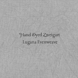 Puede incluir: Primer plano de una tela gris texturizada con el texto "Hand Dyed Zweigart Lugana Evenweave" en negro. La tela tiene una apariencia tejida y el texto está centrado.