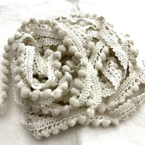 Berken mini pom pom trim (MPP-92) van Vintage NeedleArts ~ handgeverfd 2 doorlopende werven