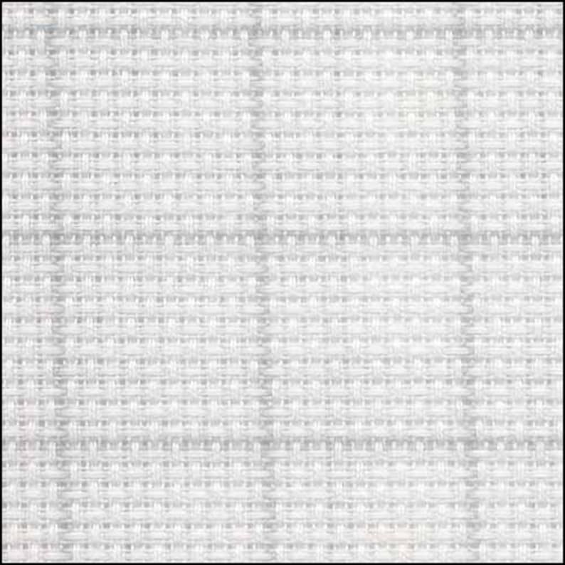 Puede incluir: Primer plano de una tela blanca tejida con una apariencia texturizada. El patr&oacute;n de tejido es visible, creando un dise&ntilde;o similar a una cuadr&iacute;cula. La tela parece estar hecha de un material de color claro, posiblemente algod&oacute;n o lino.