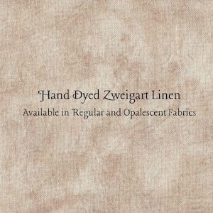 Op de afbeelding: Close-up van een beige linnen stof met de tekst "Hand Dyed Zweigart Linen" en "Available in Regular and Opalescent Fabrics". De stof heeft een getextureerd uiterlijk.