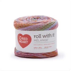以下が含まれることがあります： ピンク、オレンジ、ブルー、グリーンのマルチカラーのRed Heart Roll With It Mélange毛糸玉。白いラベルにはブランドロゴと「roll with it MÉLANGE」の文字が記載されており、5.29 oz / 150 gおよび389 yds/v 356 mと表示されています。