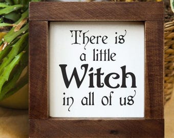 Prezent na Halloween dla niej W każdym z nas jest mała czarownica Drewniany znak Dekoracja na parapetówkę Ręcznie robiony prezent Prezent dla najlepszej przyjaciółki Prezent dla mamy