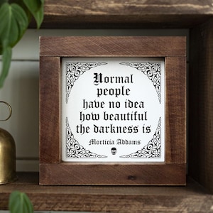 Letrero de madera con diseño gótico para el hogar. La gente normal no tiene ni idea de lo hermosa que es la oscuridad. Humor negro. Decoración bruja en negro.