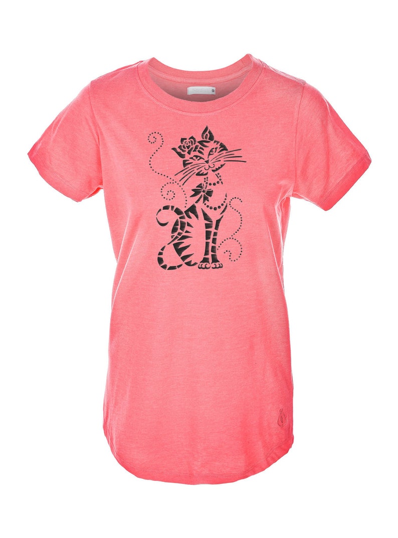 K&ouml;nnte beinhalten: Ein korallenfarbenes T-Shirt mit einer schwarzen Grafik eines stilisierten Katers, der eine Blume und eine Halskette tr&auml;gt.