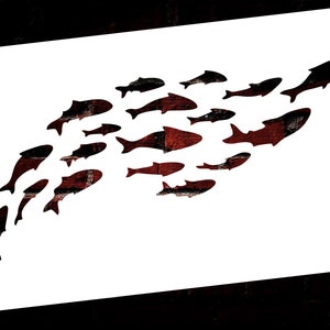 Könnte beinhalten: Eine Schablone mit einem Schwarm Fische, die in einer Reihe schwimmen. Die Fische sind alle in die gleiche Richtung ausgerichtet und haben unterschiedliche Größen. Die Schablone ist aus weißem Vinyl und kann zum Malen oder Basteln verwendet werden.