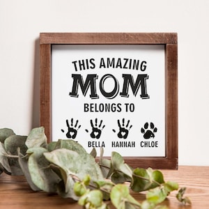 Regalo del Día de la Madre "Esta increíble mamá pertenece a", letrero de madera con nombres de niños, regalo de cumpleaños personalizado para mamá de niños, arte lineal, arte minimalista