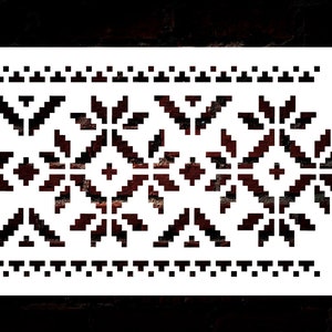 Puede incluir: Plantilla en blanco y negro con un patrón geométrico de cuadrados y triángulos repetidos. El patrón recuerda al arte popular tradicional.