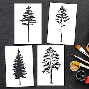 Puede incluir: Cuatro plantillas rectangulares con siluetas negras de diferentes especies de árboles de hoja perenne. Cada plantilla muestra una forma de árbol distinta, incluyendo variedades de pino y abeto, con patrones detallados de ramas y agujas.