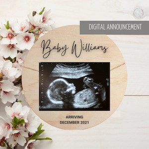 Digitale Schwangerschafts-Ankündigungs-Plakette mit Ultraschall-Foto-Ankündigung auf rustikaler Scheibe aus Holz, Schwangerschaftsanzeige für Social Media