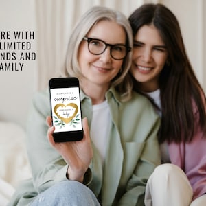 K&ouml;nnte beinhalten: Zwei Personen, eine h&auml;lt ein Smartphone mit einem goldenen Herzen und dem Text "Scratch for a surprise We're having a baby!" auf dem Bildschirm. Der Text "SHARE WITH UNLIMITED FRIENDS AND FAMILY" ist oben im Bild sichtbar.