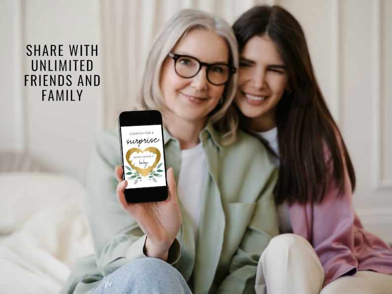 K&ouml;nnte beinhalten: Zwei Personen, eine h&auml;lt ein Smartphone mit einem goldenen Herzen und dem Text "Scratch for a surprise We're having a baby!" auf dem Bildschirm. Der Text "SHARE WITH UNLIMITED FRIENDS AND FAMILY" ist oben im Bild sichtbar.