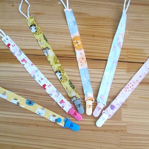 Customizable pacifier holders in fabric