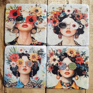 Könnte beinhalten: Vier quadratische Untersetzer mit Porträts von Frauen mit floralen Sonnenbrillen und Blumenkränzen. Das Kunstwerk hat einen Vintage-Stil mit neutralem Hintergrund und farbenfrohen Akzenten.