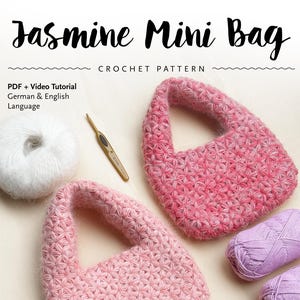 Könnte beinhalten: Zwei gehäkelte Jasmine Mini Bags in Rosa mit einem Sternmuster werden gezeigt. Das Bild enthält zwei Knäuel lila Garn, einen weißen Wollknäuel und einen Häkelhaken. Der Text auf dem Bild lautet "Jasmine Mini Bag Crochet Pattern" und "PDF + Video Tutorial German & English Language."