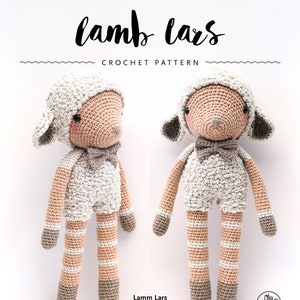 Puede incluir: Patrón de crochet para un adorable cordero amigurumi llamado Lars. El patrón incluye instrucciones para hacer un cordero blanco con patas marrones y una corbata de lazo. El patrón está disponible en alemán.