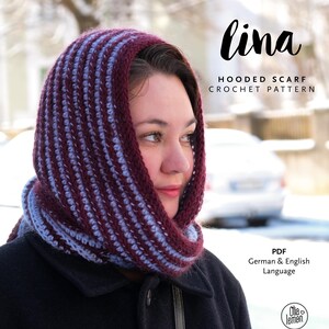 Könnte beinhalten: Häkelanleitung für einen Kapuzenschal mit Streifen in Burgunderrot und Hellblau. Der Schal wird in einer Winterlandschaft getragen. Der Name des Musters ist "Lina". Das Muster ist auf Deutsch und Englisch verfügbar.