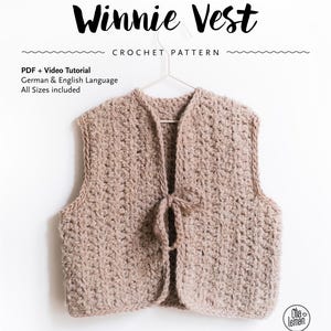 Könnte beinhalten: Eine beige gehäkelte Weste mit strukturiertem Maschenmuster, Vorderbindung und ärmellosem Design. Der Text lautet Winnie Vest, Crochet Pattern, PDF + Video Tutorial, German & English Language, All Sizes included, Olia lemen.