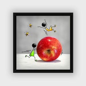 Pode incluir: Impressão emoldurada com uma ilustração lúdica. Figuras de palito interagem com uma grande maçã vermelha e abelhas de desenho animado. Uma figura empurra a maçã, outra pula sobre ela e as abelhas voam.
