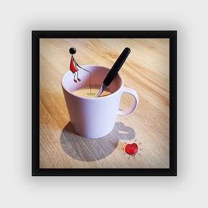 Peut inclure: Une tasse rose avec une cuillère noire à l'intérieur, remplie d'un liquide brun clair. Un petit bonhomme en bâtonnet vêtu d'une robe rouge pêche dans la tasse avec une ficelle et un hameçon. Un bonbon rouge en forme de cœur est sur la table sous la tasse.