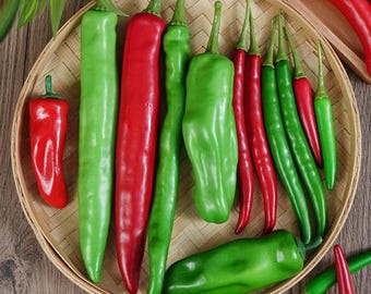 Peperoncini verdi e rossi simulati, finti peperoni lunghi, modelli vegetali, cibo di scena