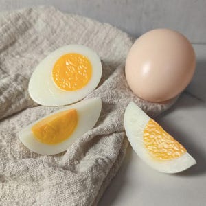 Modello di uova simulate, uovo sodo finto, decorazione da cucina con cibo finto