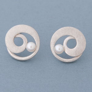 Earrings SWIRL silver pearl earrings Barbara Weiss image 1